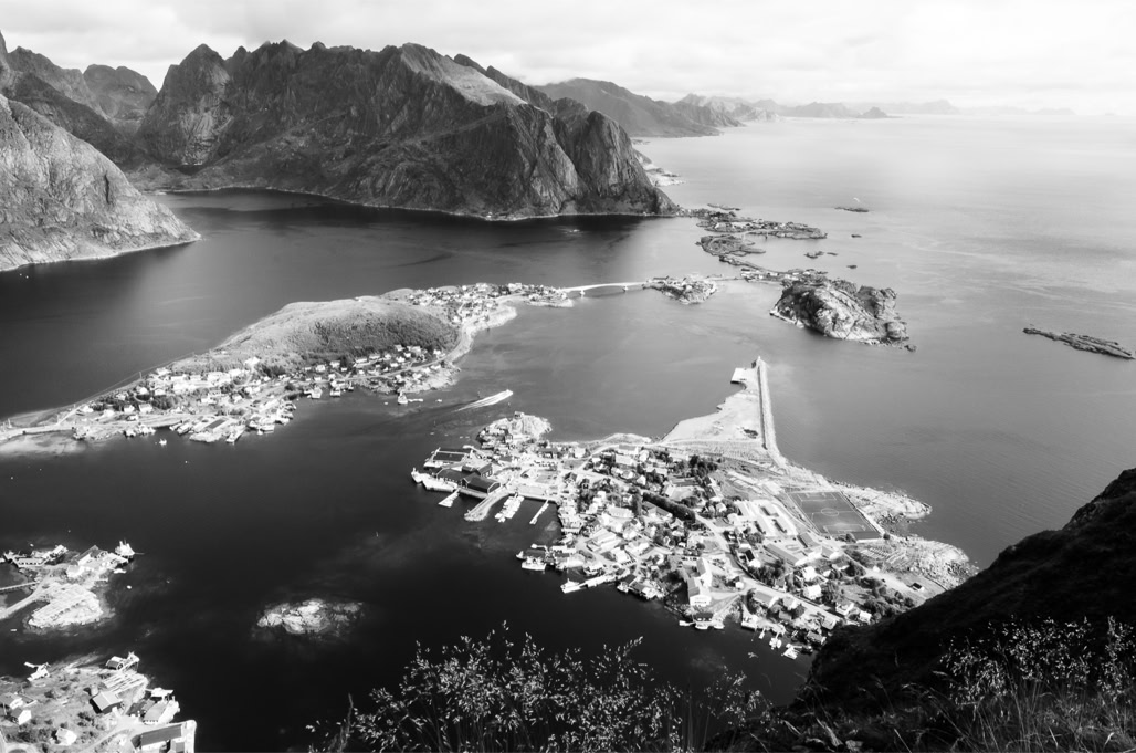 black and white, bw, harbour, ile, island, lofoten, monochrom, monochrome, montagne, mountain, noir et blanc, norvège, norway, ocean, port