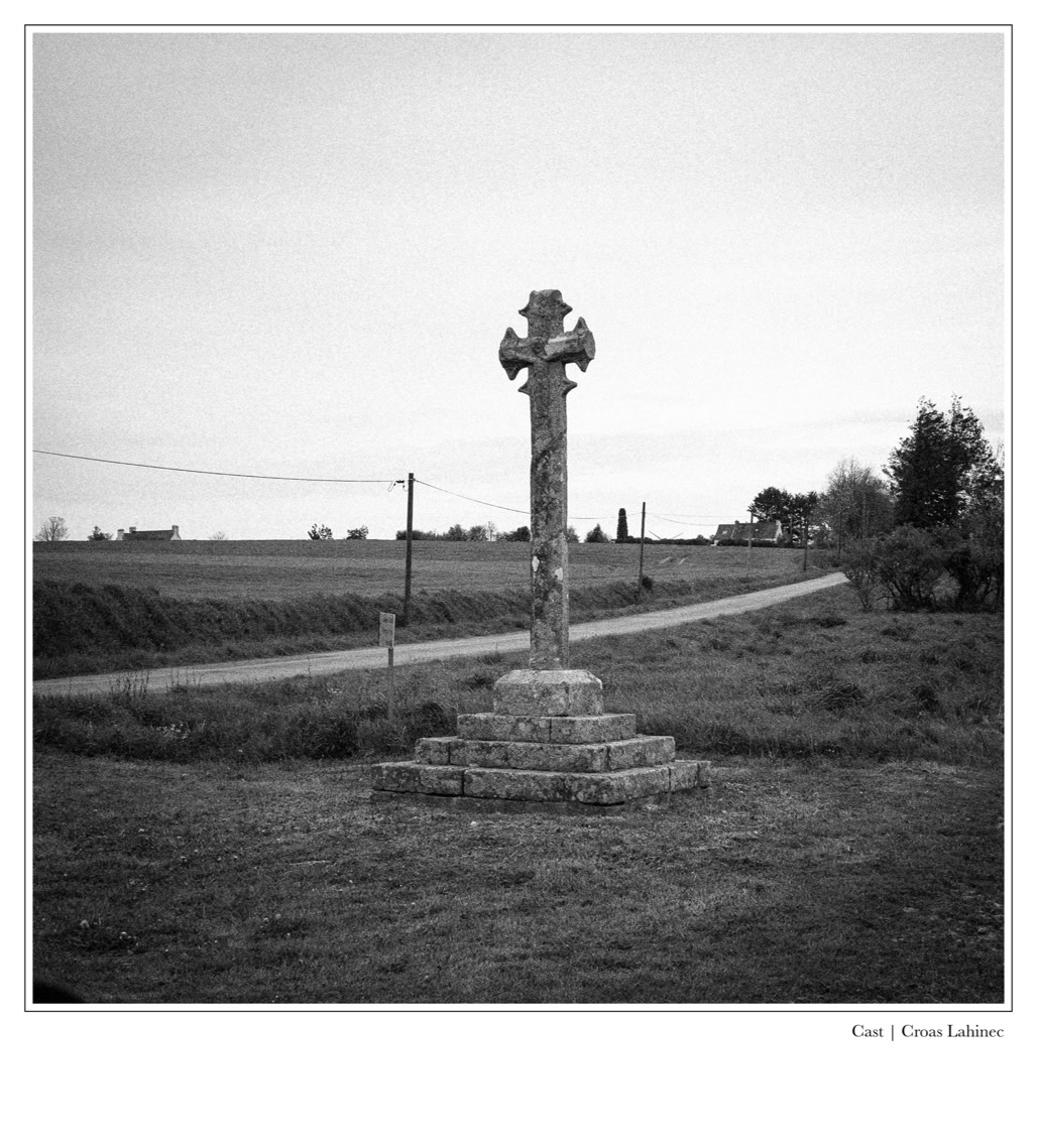black and white, bretagne, brittany, bw, calvaire, calvary, croix, cross, monochrom, monochrome, noir et blanc