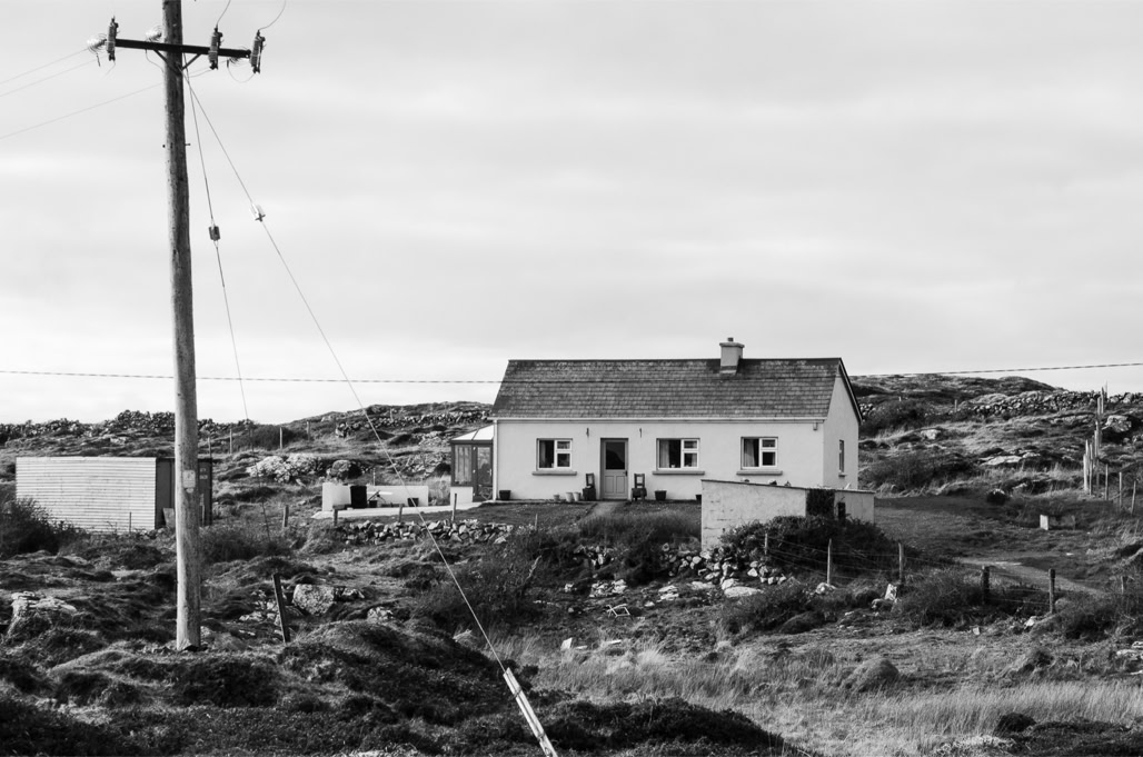 Ireland, Irlande, champ, connemara, field, fil électrique, house, maison, pole, poteau, wire, black and white, noir et blanc, bw, monochrom, monochrome