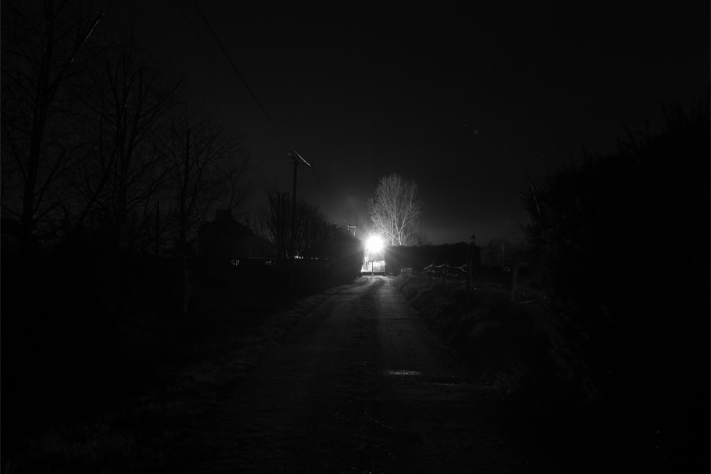 black and white, bretagne, brittany, bw, house, light, lumière, maison, monochrom, monochrome, night, noir et blanc, nuit, road, route