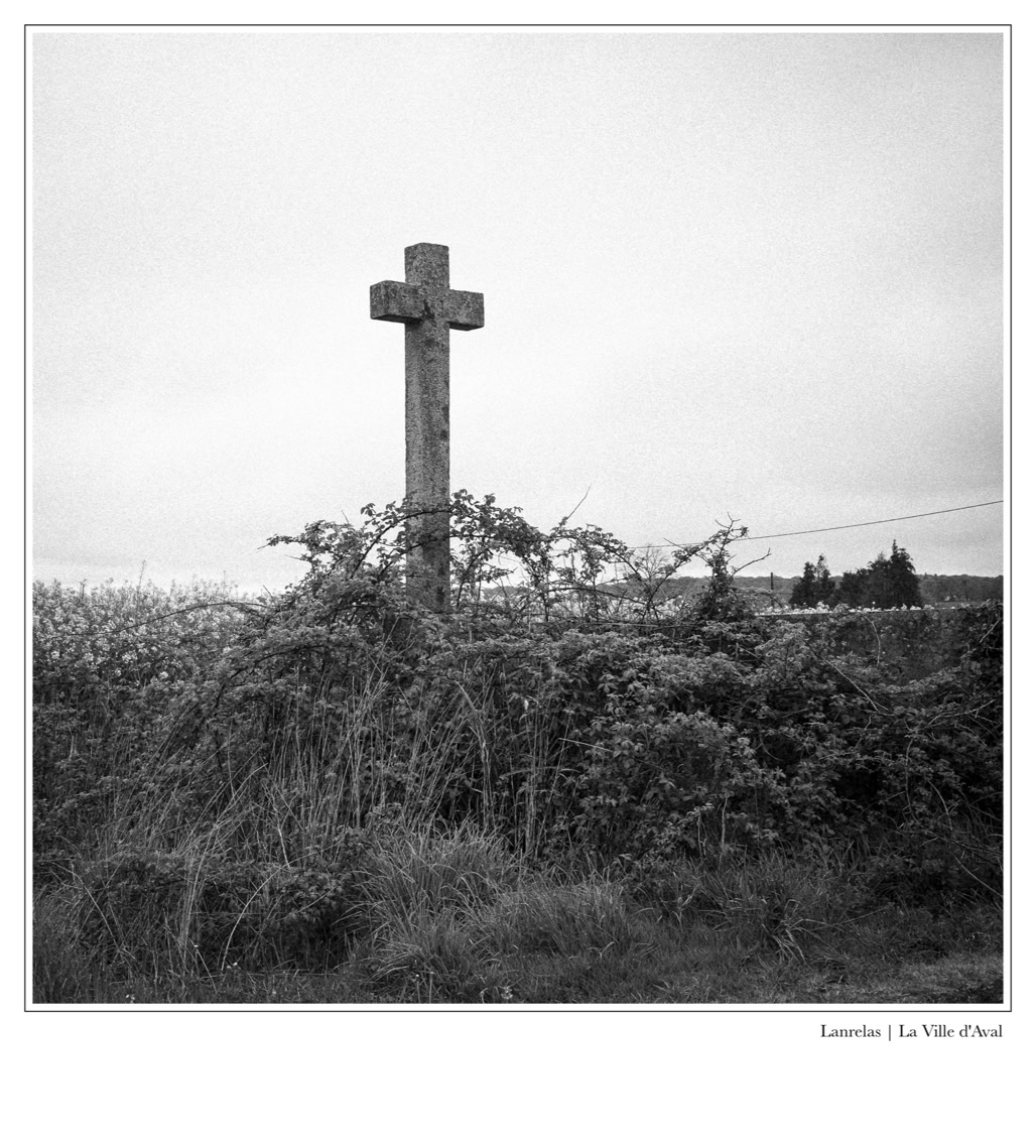 black and white, bretagne, brittany, bw, calvaire, calvary, croix, cross, monochrom, monochrome, noir et blanc