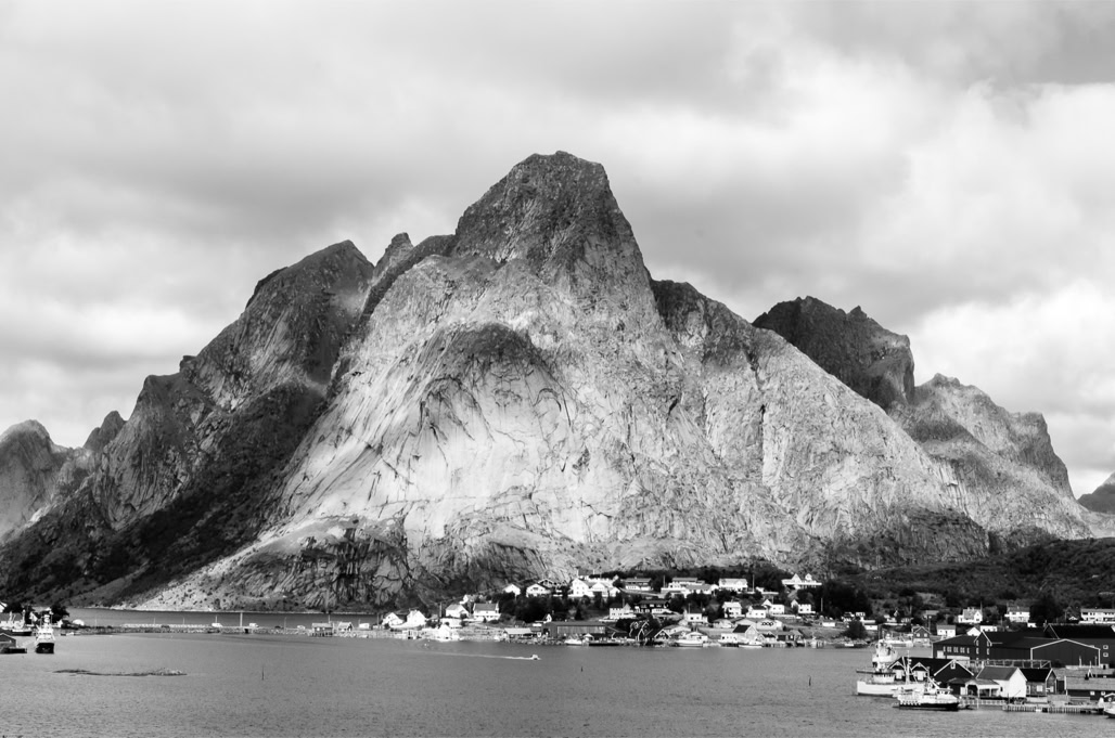 black and white, bw, harbour, lofoten, monochrom, monochrome, montagne, mountain, noir et blanc, norvège, norway, port
