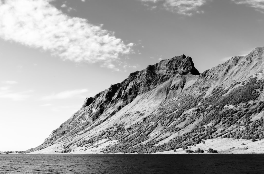 black and white, bw, lofoten, monochrom, monochrome, montagne, mountain, noir et blanc, norvège, norway, ocean