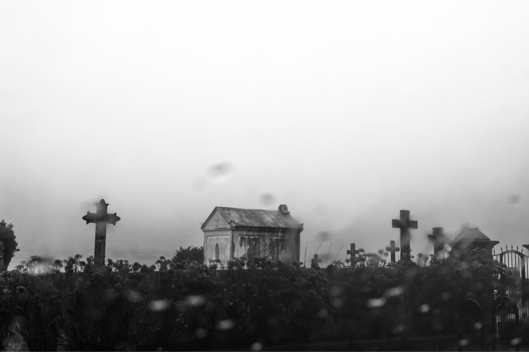 black and white, bretagne, brittany, bw, cemetery, cimetière, croix, cross, diaoul, monochrom, monochrome, noir et blanc