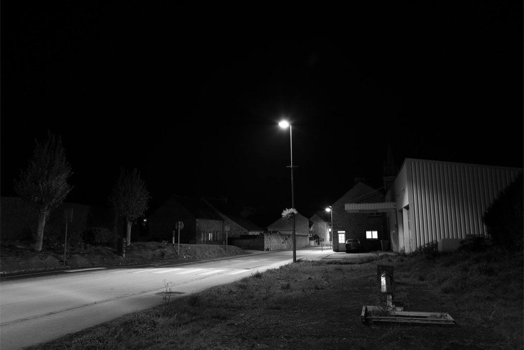 black and white, bretagne, brittany, bw, house, light, lumière, maison, monochrom, monochrome, night, noir et blanc, nuit, rue, street, village