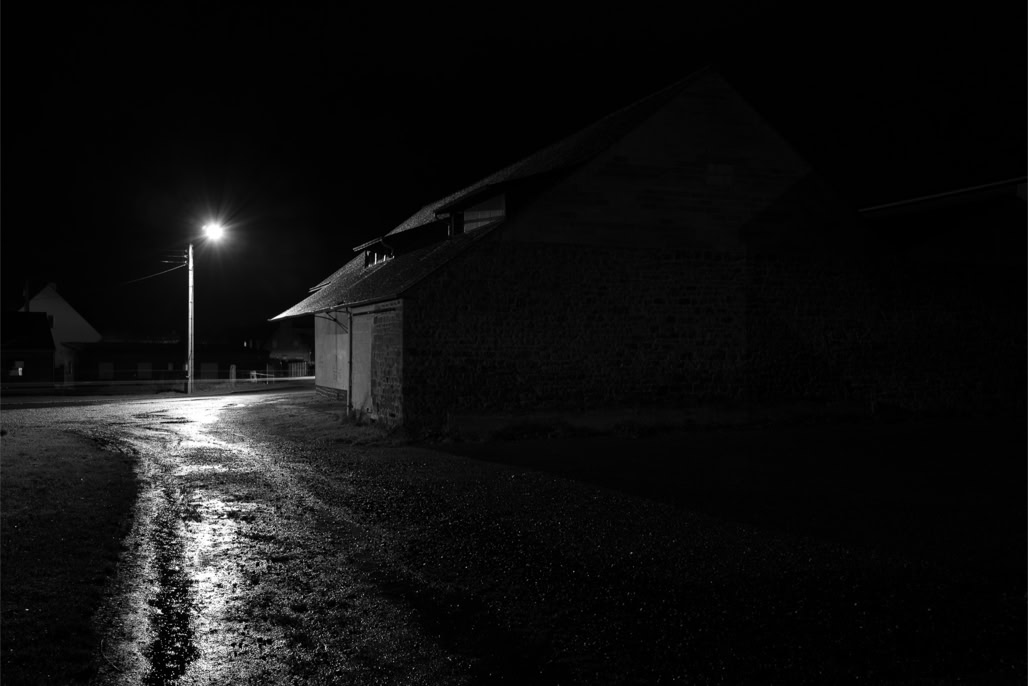 black and white, bretagne, brittany, bw, house, light, lumière, maison, monochrom, monochrome, night, noir et blanc, nuit, rue, street