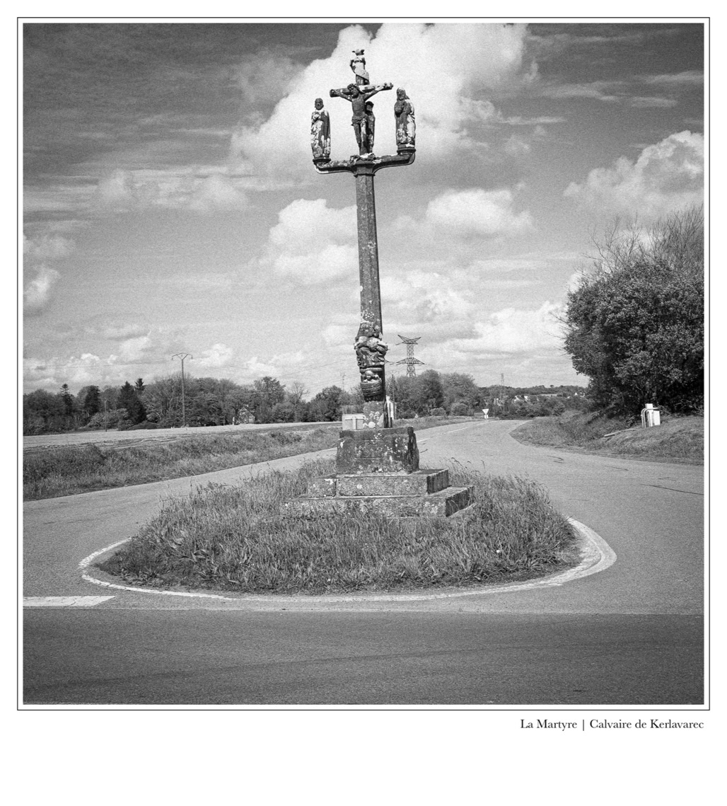 black and white, bretagne, brittany, bw, calvaire, calvary, croix, cross, monochrom, monochrome, noir et blanc