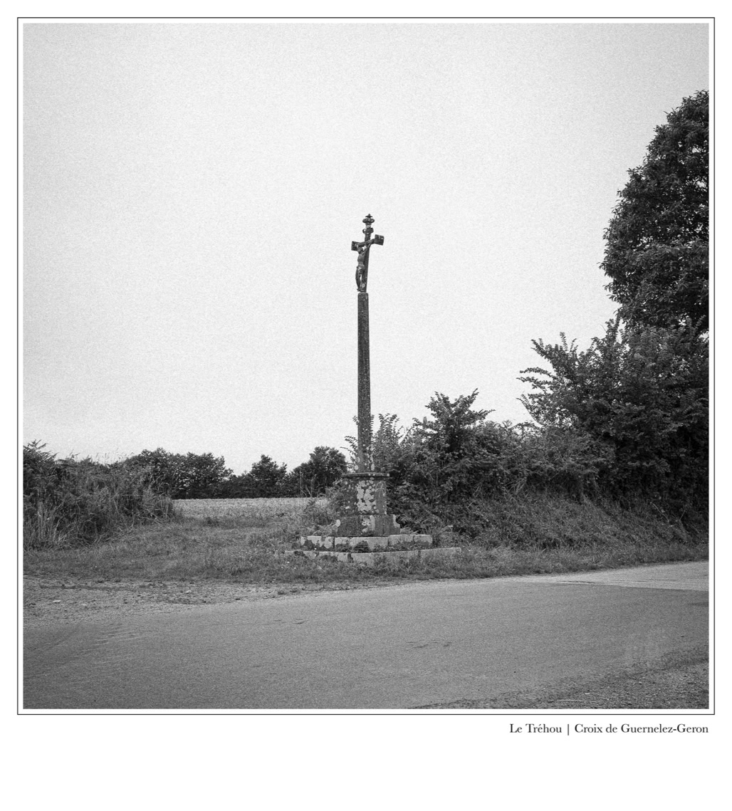 black and white, bretagne, brittany, bw, calvaire, calvary, croix, cross, monochrom, monochrome, noir et blanc