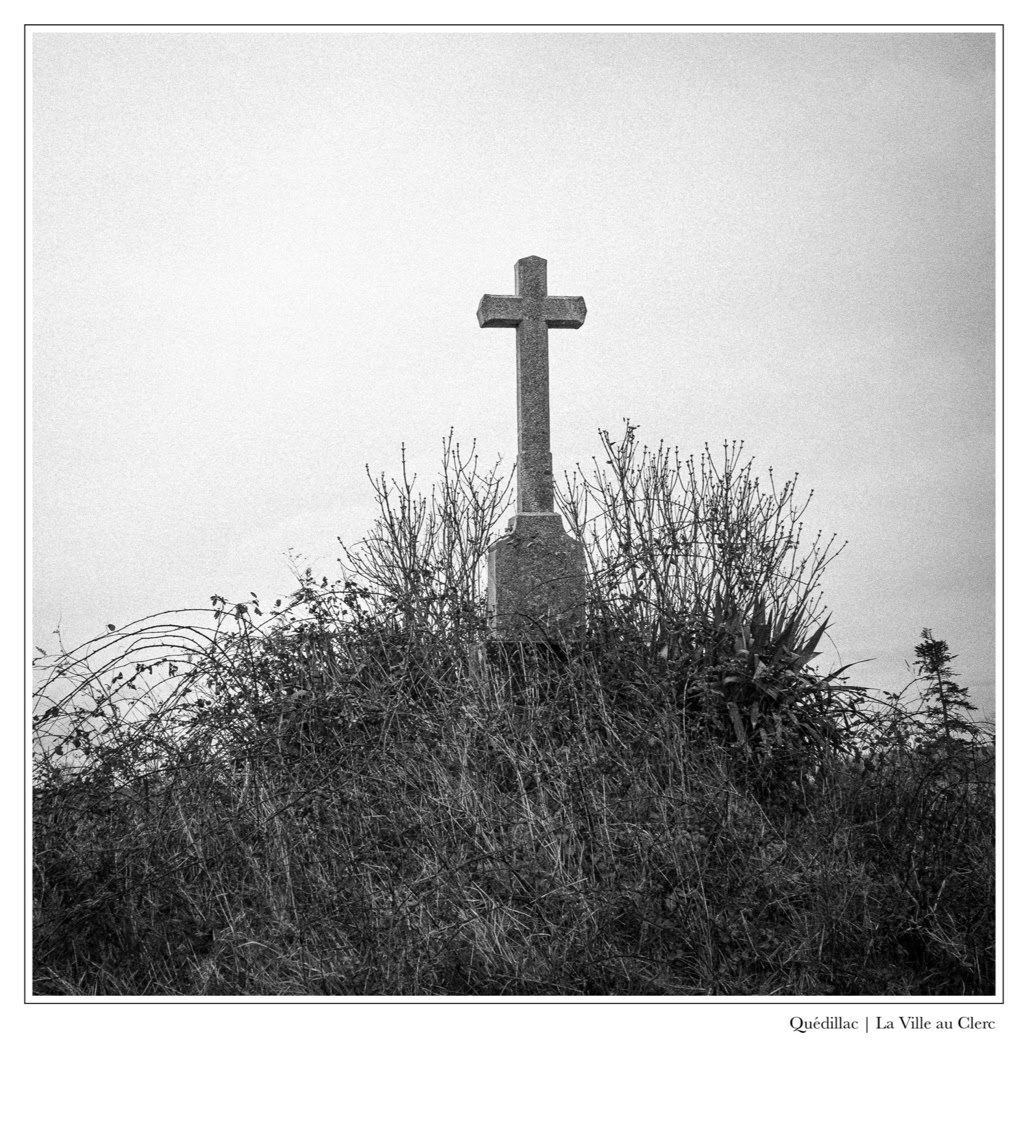 black and white, bretagne, brittany, bw, calvaire, calvary, croix, cross, monochrom, monochrome, noir et blanc
