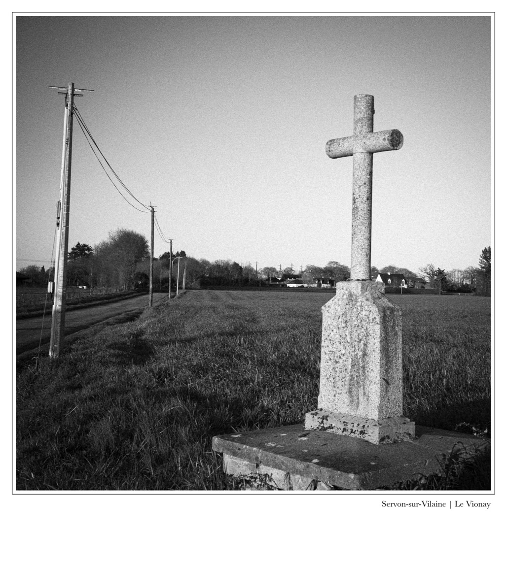 black and white, bretagne, brittany, bw, calvaire, calvary, croix, cross, monochrom, monochrome, noir et blanc