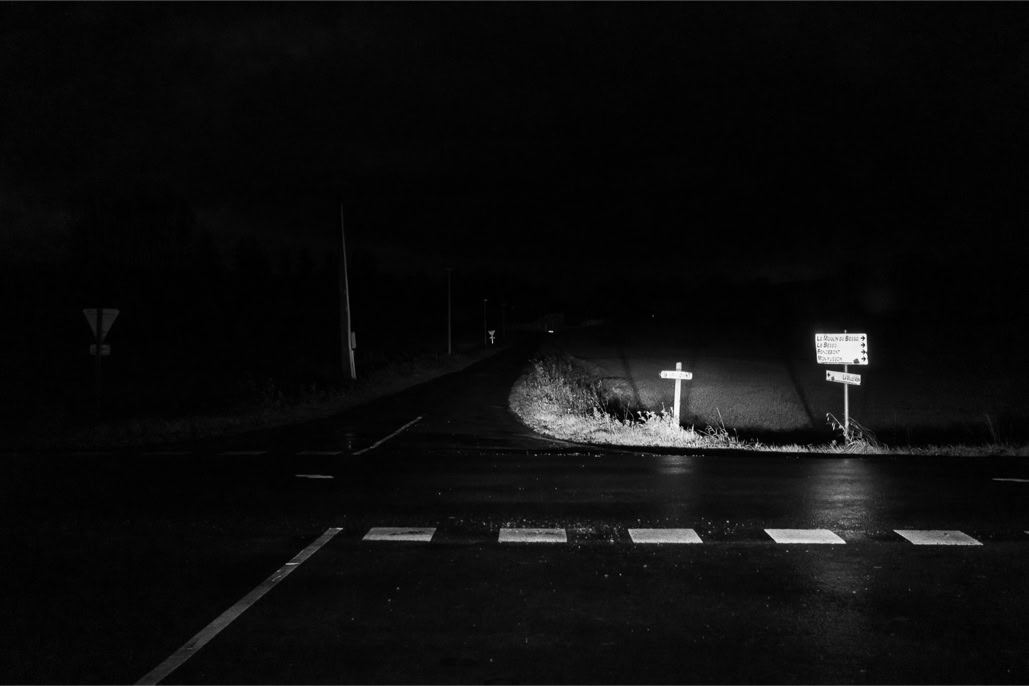 black and white, bretagne, brittany, bw, monochrom, monochrome, noir et blanc, carrefour, crossroads, route, road