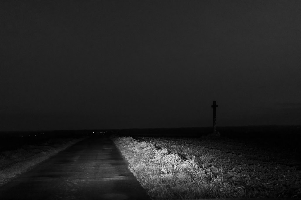 black and white, bretagne, brittany, bw, champ, croix, cross, diaoul, field, monochrom, monochrome, noir et blanc, road, route