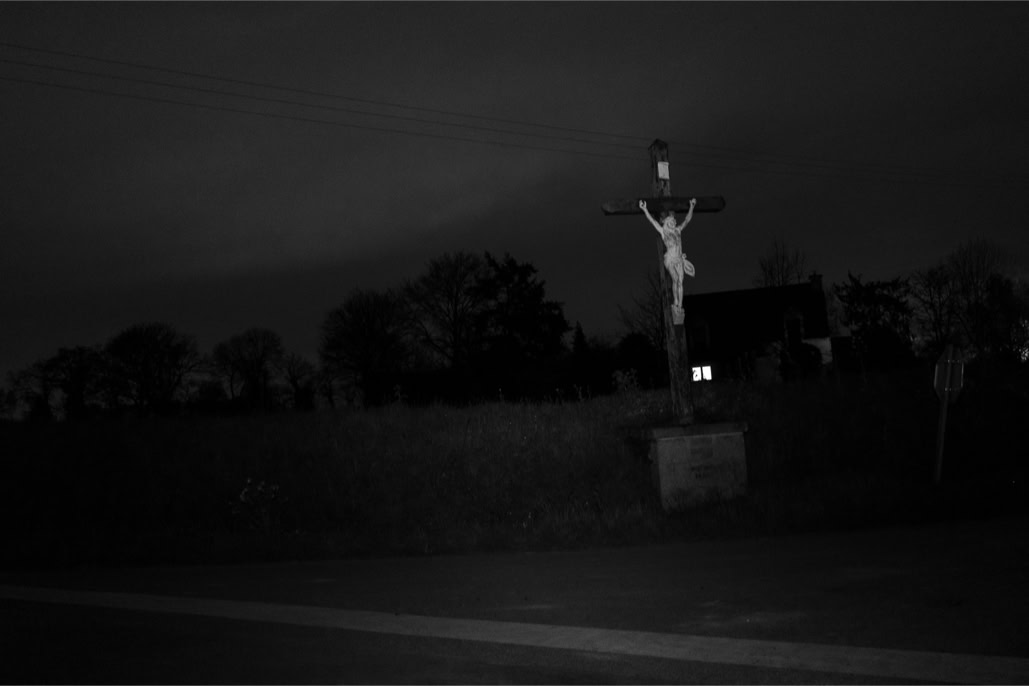 black and white, bretagne, brittany, bw, monochrom, monochrome, noir et blanc, calvaire, calvary, croix, cross, maison, house