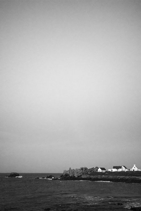 black and white, bretagne, brittany, bw, house, maison, monochrom, monochrome, noir et blanc, ocean, rocher, rock, île de sein