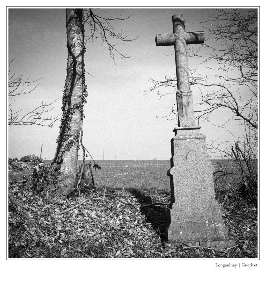 black and white, bretagne, brittany, bw, calvaire, calvary, croix, cross, monochrom, monochrome, noir et blanc
