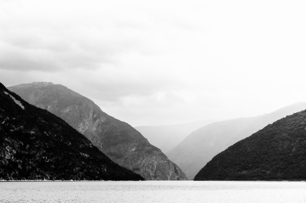 black and white, bw, fjord, monochrom, monochrome, montagne, mountain, noir et blanc, norvège, norway