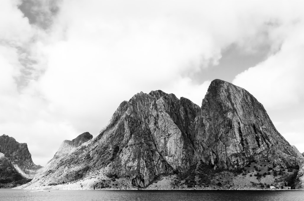 black and white, bw, house, lofoten, maison, monochrom, monochrome, montagne, mountain, noir et blanc, norvège, norway