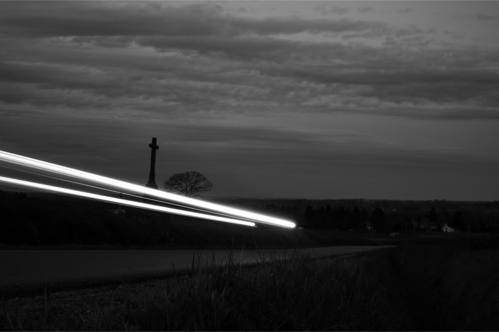 black and white, bretagne, brittany, bw, carrefour, champ, croix, cross, crépuscule, field, light, monochrom, monochrome, noir et blanc, phare, road, route, twilight, voiture
