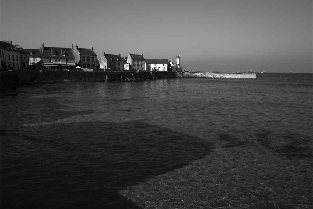 black and white, bretagne, brittany, bw, harbour, ile de sein, mer, monochrom, monochrome, noir et blanc, ocean, port, quai, quay, sea