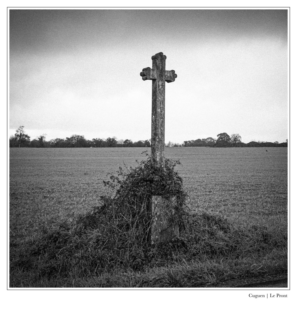 black and white, bretagne, brittany, bw, calvaire, calvary, croix, cross, monochrom, monochrome, noir et blanc