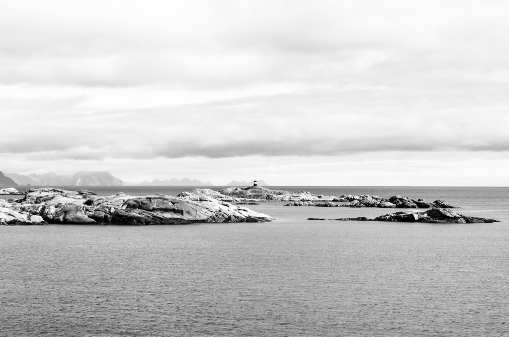 black and white, bouée, buoy, bw, ile, island, lofoten, monochrom, monochrome, noir et blanc, norvège, norway, ocean, phare, rocher, rock