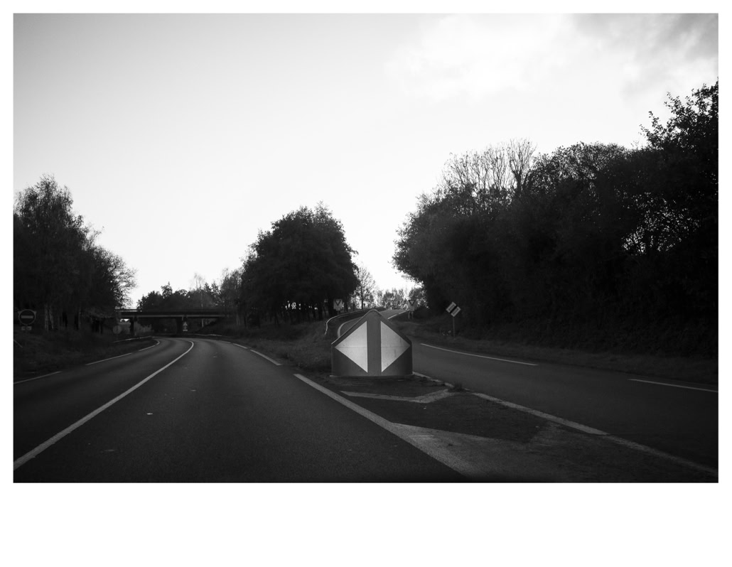 black and white, bretagne, brittany, bw, monochrom, monochrome, noir et blanc, panneau, road, road sign, route