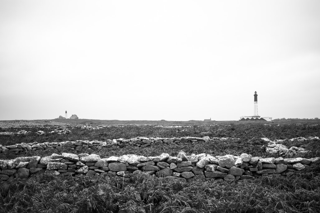 amer, black and white, bretagne, brittany, bw, daymark, goulenez, lande, lighthouse, low wall, monochrom, monochrome, moor, muret, noir et blanc, phare, plas ar scoul, île de sein