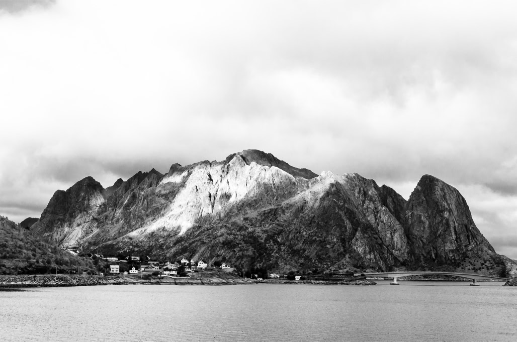 black and white, bridge, bw, lofoten, monochrom, monochrome, montagne, mountain, noir et blanc, norvège, norway, pont, village