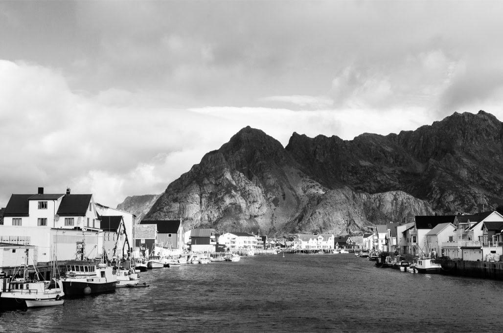 black and white, bw, harbour, lofoten, monochrom, monochrome, montagne, mountain, noir et blanc, norvège, norway, port