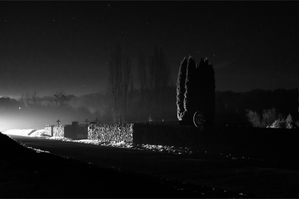 arbre, black and white, bretagne, brittany, bw, cimetery, cimetière, light, lumière, monochrom, monochrome, noir et blanc, road, route, tree