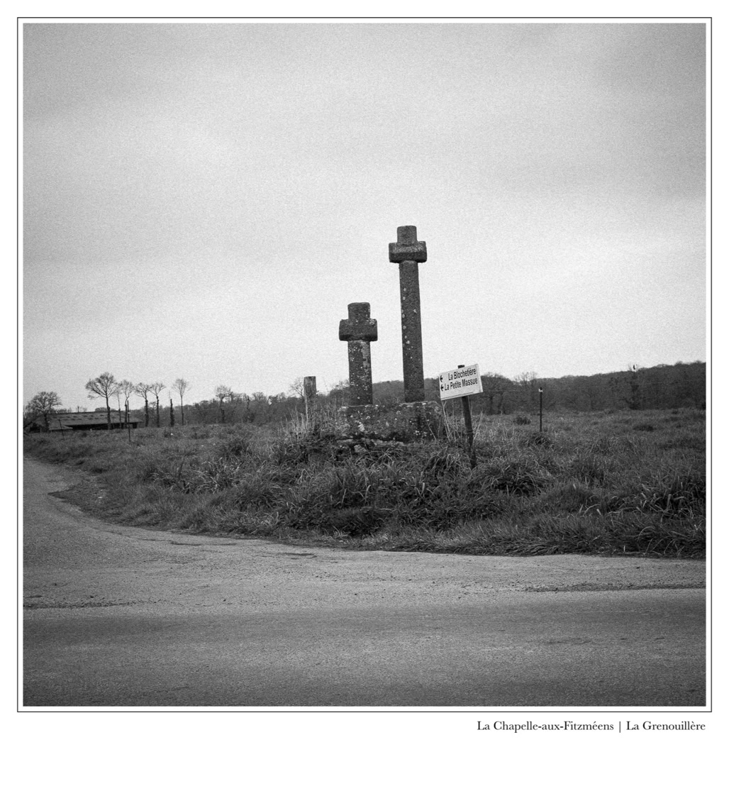 black and white, bretagne, brittany, bw, calvaire, calvary, croix, cross, monochrom, monochrome, noir et blanc