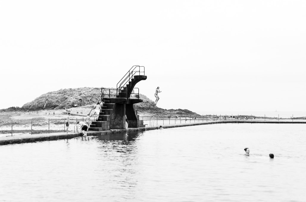baigneur, black and white, bretagne, brittany, bw, diving platform, grand bé, monochrom, monochrome, noir et blanc, ocean, piscine, plage de bon secours, plongeoir, saint-malo, swimmer, swimming pool