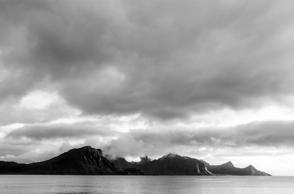 black and white, bw, lofoten, monochrom, monochrome, montagne, mountain, noir et blanc, norvège, norway, ocean
