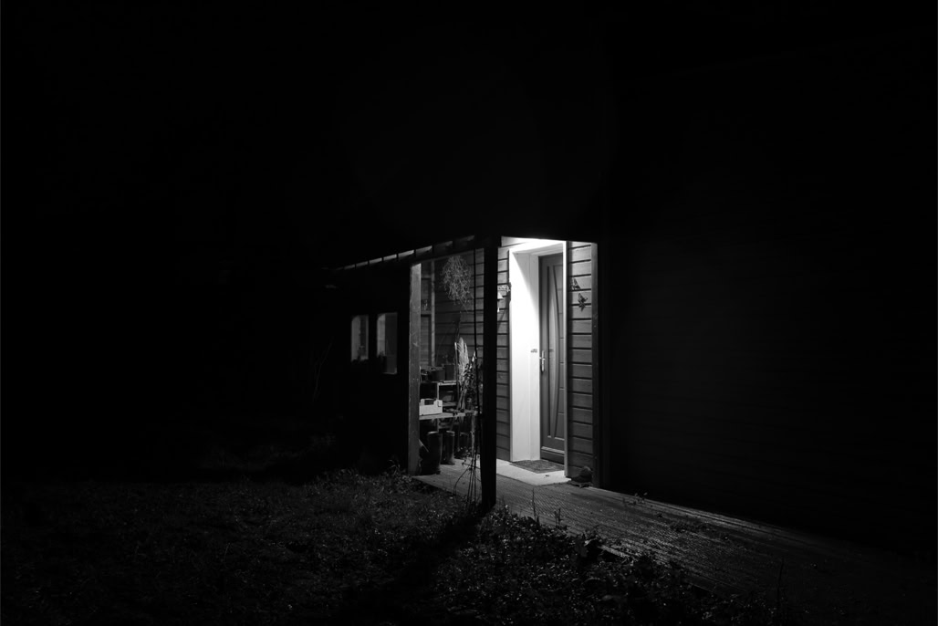 black and white, bretagne, brittany, bw, door, house, light, lumière, maison, monochrom, monochrome, night, noir et blanc, nuit, porte