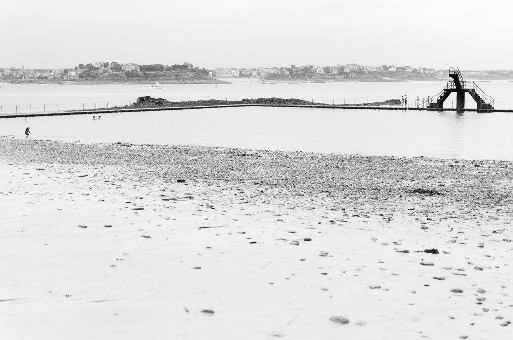 baigneur, black and white, bretagne, brittany, bw, dinard, diving platform, monochrom, monochrome, noir et blanc, ocean, piscine, plage de bon secours, plongeoir, saint-malo, swimmer, swimming pool