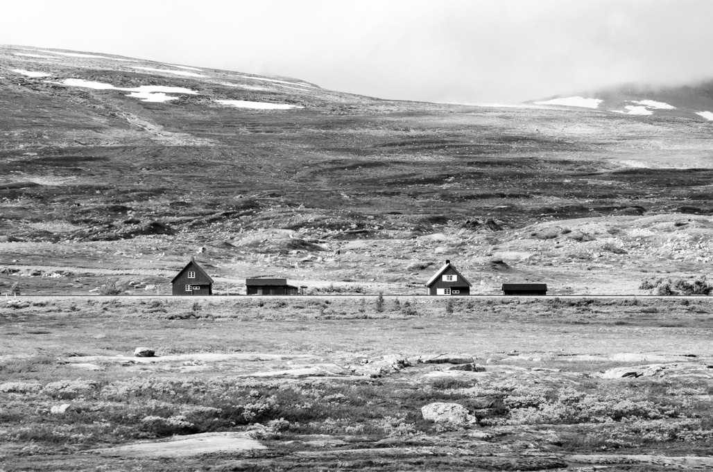 black and white, bw, house, maison, monochrom, monochrome, montagne, mountain, noir et blanc, norvège, norway