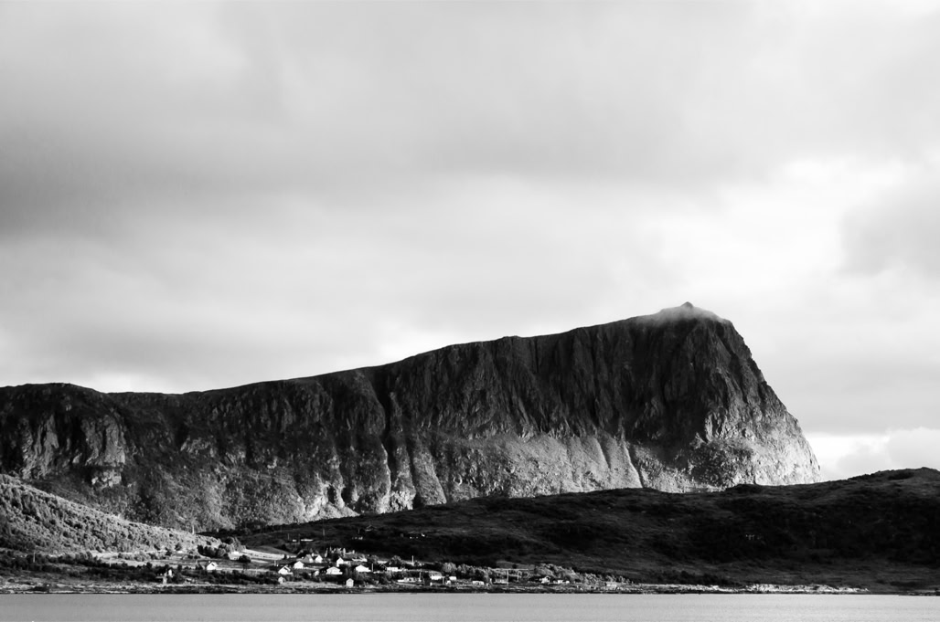 black and white, bw, lofoten, monochrom, monochrome, montagne, mountain, noir et blanc, norvège, norway, village