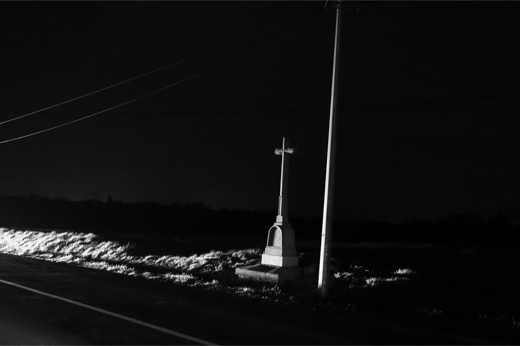 black and white, bretagne, brittany, bw, champ, croix, cross, diaoul, field, monochrom, monochrome, noir et blanc, post, poteau, road, route