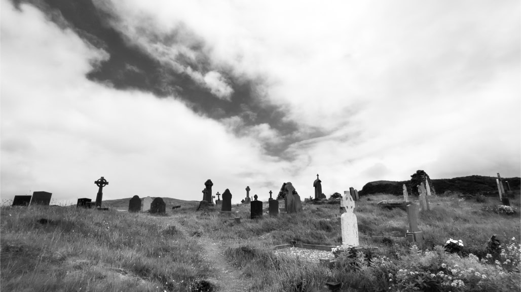 Ireland, Irlande, black and white, bw, cemetery, cimetière, derrynane, grave, kerry, monochrom, monochrome, noir et blanc, oretail photography, tombe