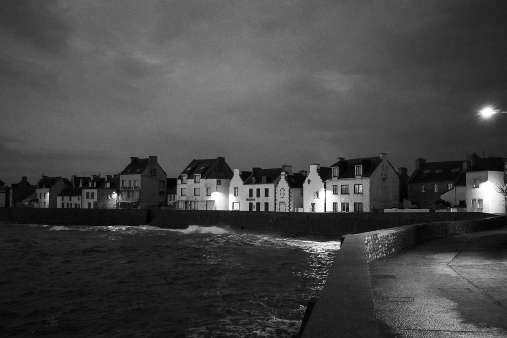 black and white, bretagne, brittany, bw, house, maison, monochrom, monochrome, noir et blanc, ocean, quai, quay, île de sein