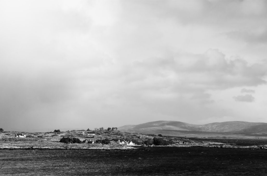 Ireland, Irlande, black and white, bw, colline, connemara, hill, house, lande, maison, monochrom, monochrome, moor, noir et blanc, ocean, paysage landscape