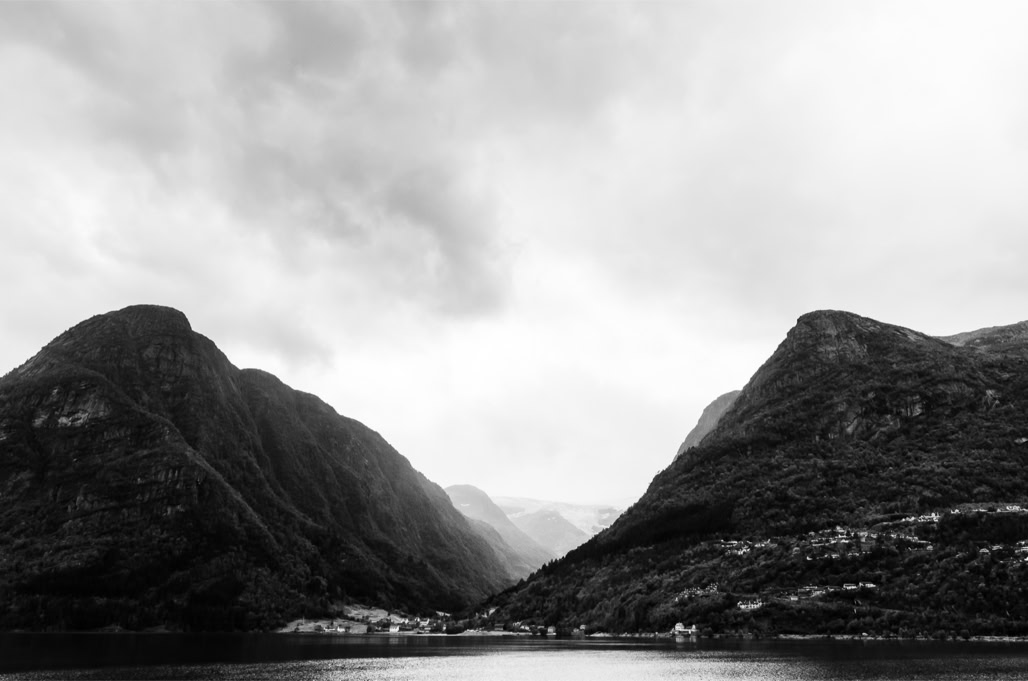 black and white, bw, fjord, harbour, monochrom, monochrome, montagne, mountain, noir et blanc, norvège, norway, port