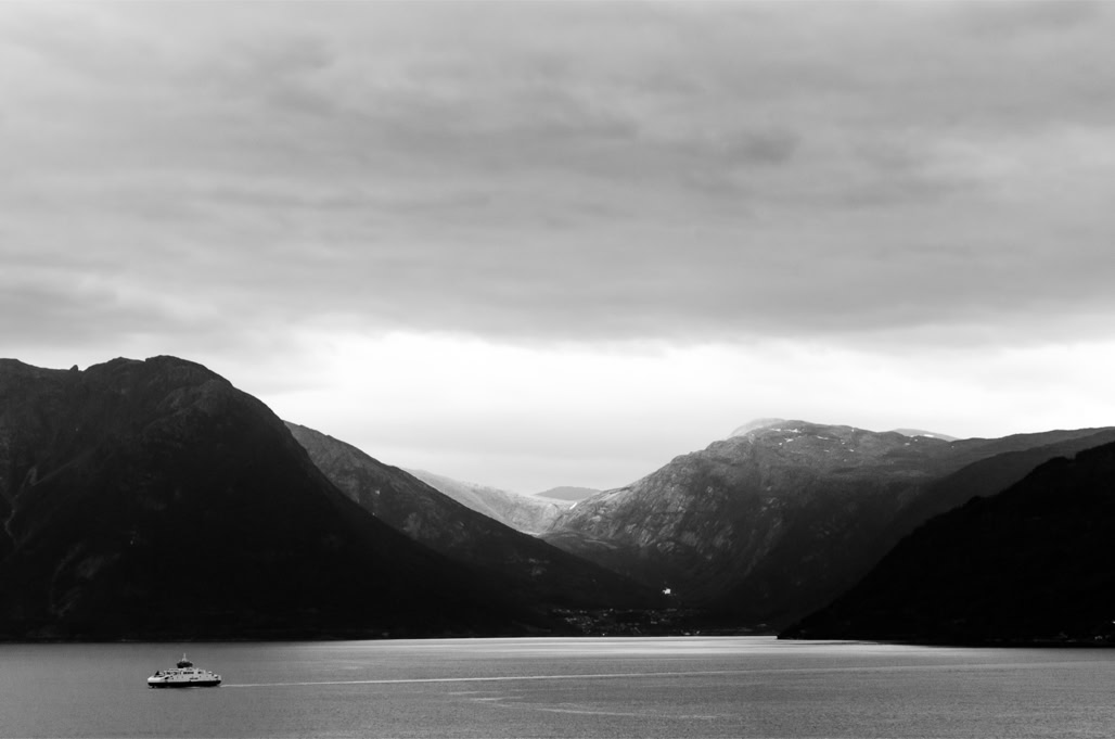 black and white, bw, ferry, fjord, monochrom, monochrome, montagne, mountain, noir et blanc, norvège, norway