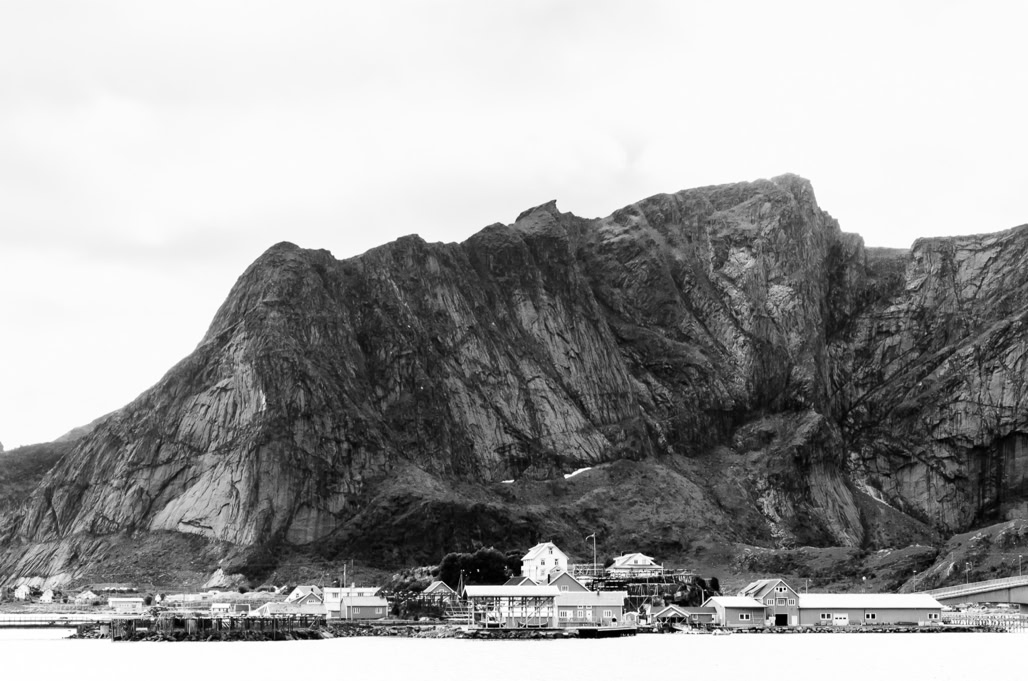black and white, bw, harbour, lofoten, monochrom, monochrome, montagne, mountain, noir et blanc, norvège, norway, port, village