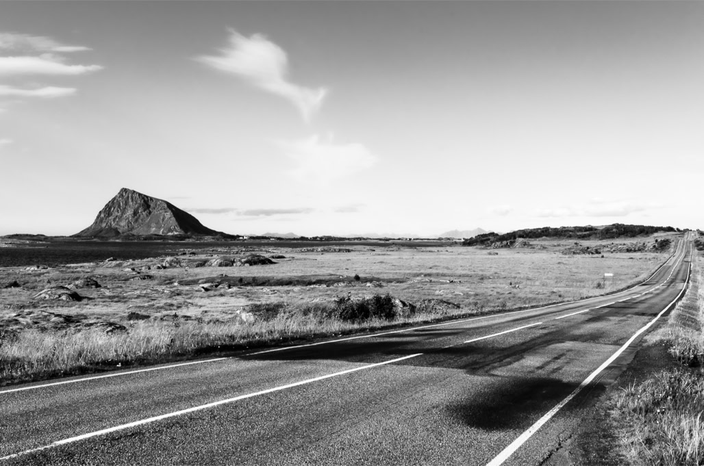 black and white, bw, lofoten, monochrom, monochrome, montagne, mountain, noir et blanc, norvège, norway, road, route