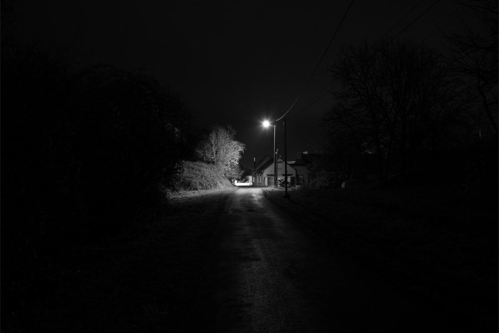 black and white, bretagne, brittany, bw, house, light, lumière, maison, monochrom, monochrome, night, noir et blanc, nuit, road, route