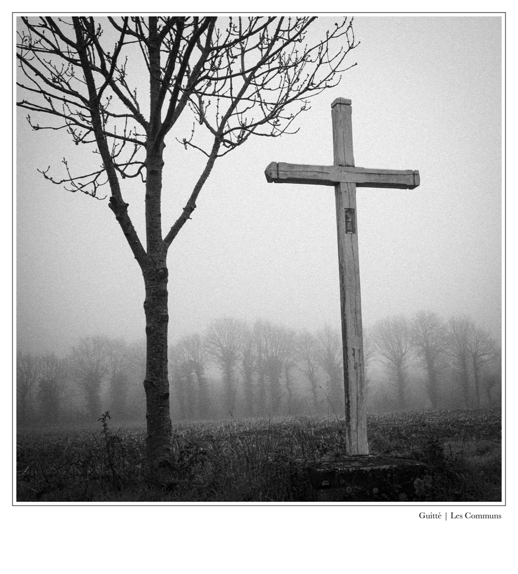black and white, bretagne, brittany, bw, calvaire, calvary, croix, cross, monochrom, monochrome, noir et blanc