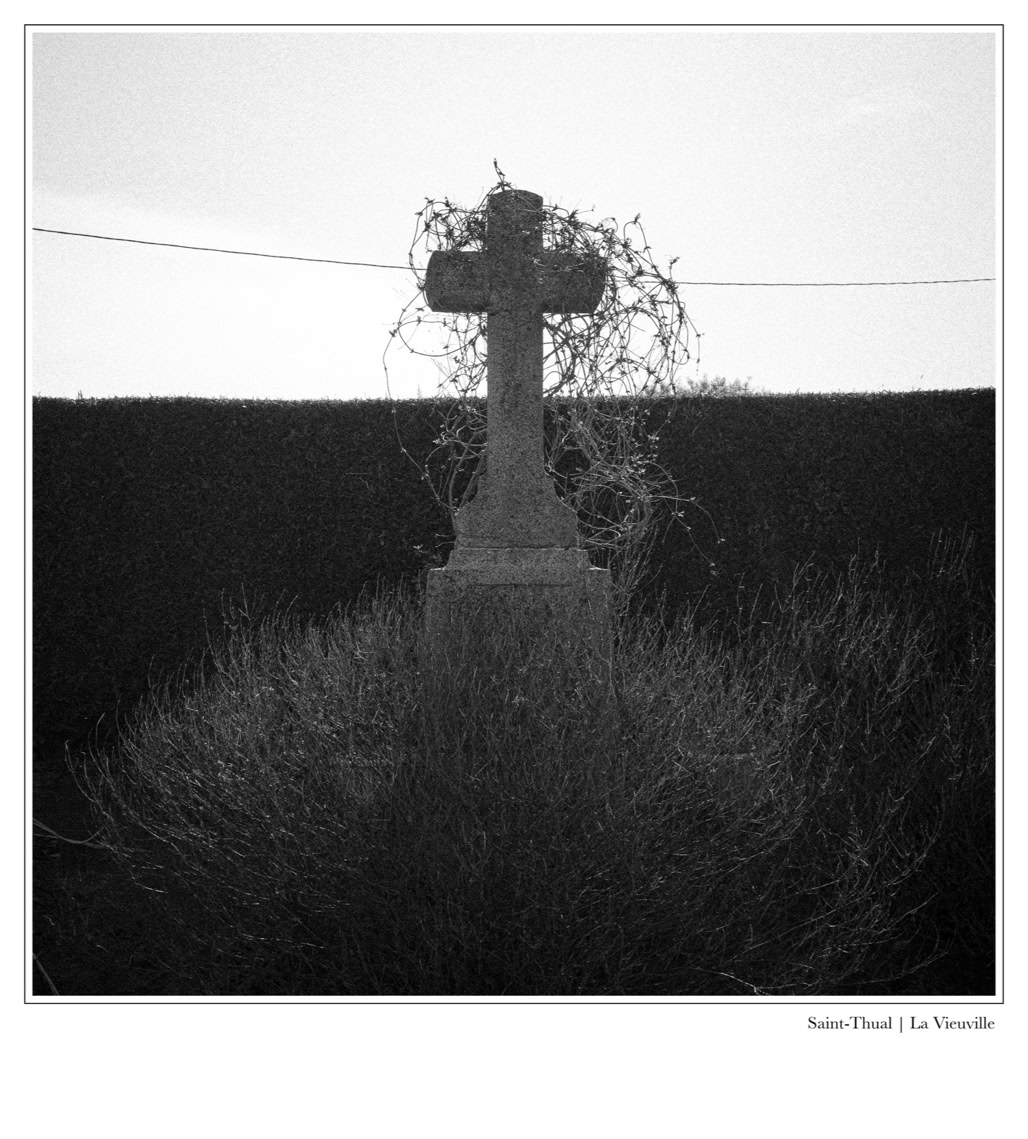 black and white, bretagne, brittany, bw, calvaire, calvary, croix, cross, monochrom, monochrome, noir et blanc