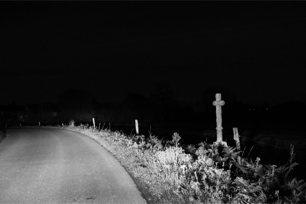 black and white, bretagne, brittany, bw, champ, croix, cross, diaoul, field, light, lumière, monochrom, monochrome, noir et blanc, road, route