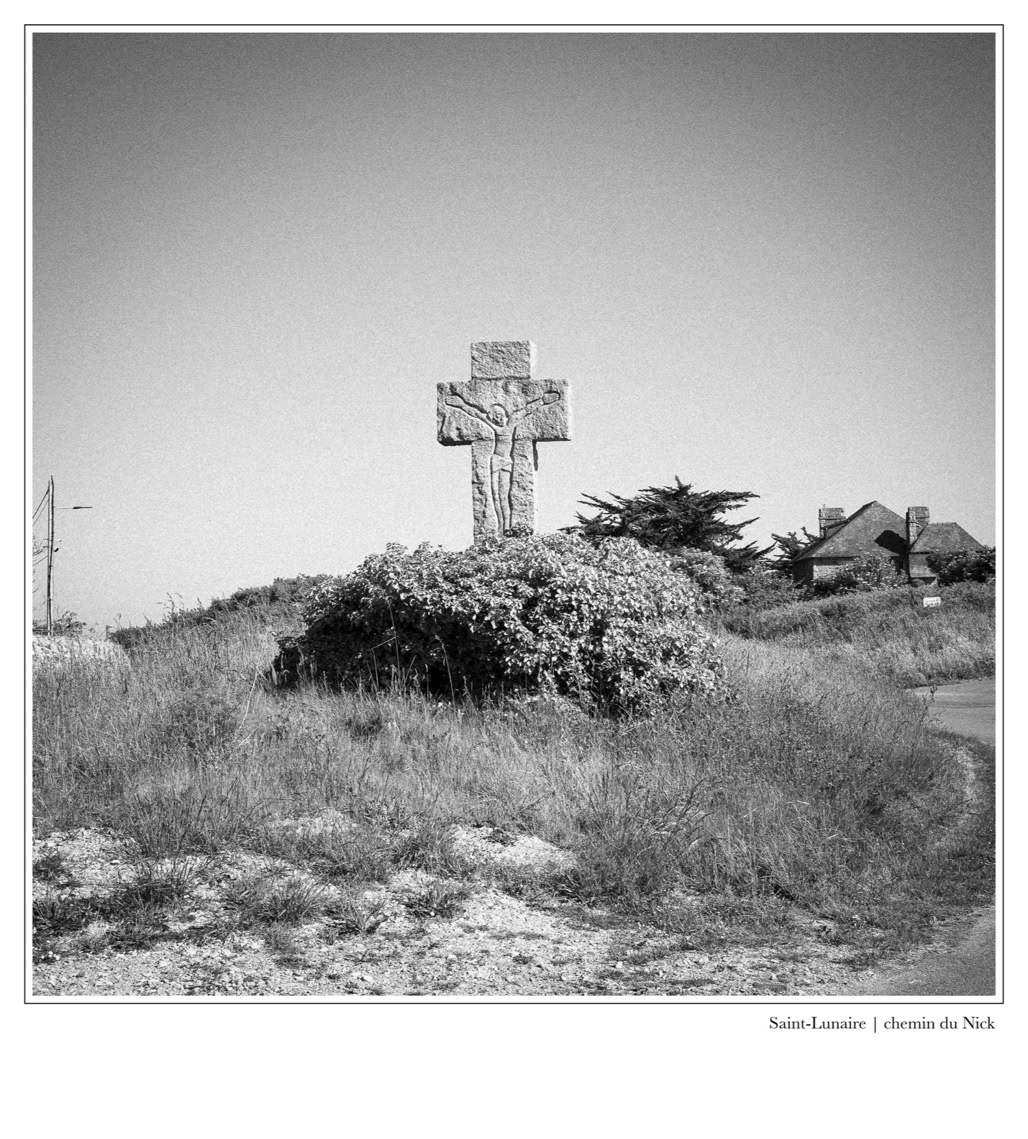 black and white, bretagne, brittany, bw, calvaire, calvary, croix, cross, monochrom, monochrome, noir et blanc